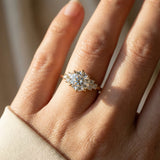 Anillo de compromiso de tres diamantes con diamante de laboratorio redondo de solitario