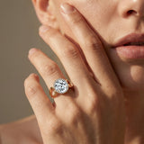 Vintage Verlobungsring mit ovalem Labor-Diamant, Halo und Diamanten im Vintage-Stil