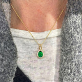 Colgante Colgante de Diamantes con Halo de Esmeralda Clásico en Forma de Lágrima