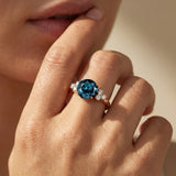 Anillo de compromiso de tres diamantes con topacio azul de Londres solitario redondo