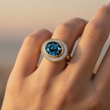Vintage-Stil länglicher ovaler London Blue Topaz Halo Diamant gedrehter Ring