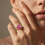 Verlobungsring mit rosa Saphir im Halo-Design, inspiriert von Vintage-Liebe