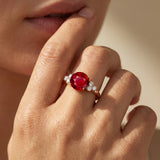 Anillo de compromiso de diamantes tipo trío con rubí solitario redondo