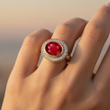 Anillo retorcido de diamantes con halo de rubíes ovalado alargado estilo vintage