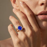 Anillo de compromiso ovalado de zafiro azul con halo de diamantes, de inspiración vintage