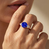 Anillo de compromiso de tres diamantes con zafiro azul redondo solitario