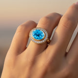Anillo trenzado de topacio azul suizo en forma de óvalo alargado estilo vintage con halo de diamantes