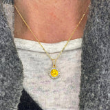 Zierlicher runder Solitär-Halo-Diamant-Anhänger mit gelbem Saphir