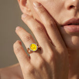 Vintage-inspirierter ovaler gelber Saphir-Halo-Diamant-Verlobungsring