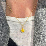 Klassischer tropfenförmiger gelber Saphir-Halo-Diamant-Anhänger