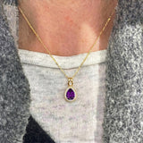 Colgante de amatista clásico con forma de lágrima y halo de diamantes
