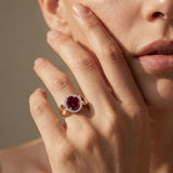 Anillo de compromiso ovalado de granate con halo de diamantes, estilo vintage, inspirado en el amor