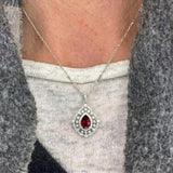 Art-déco-inspirierter tropfenförmiger Granat-Diamant-Anhänger
