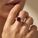 Anillo de compromiso de tres diamantes con granate redondo solitario