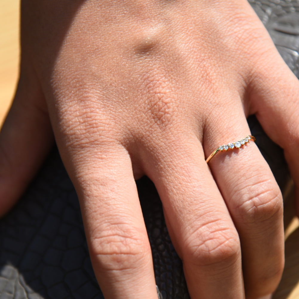14K Gold Curved Diamond Ring - GeumJewels