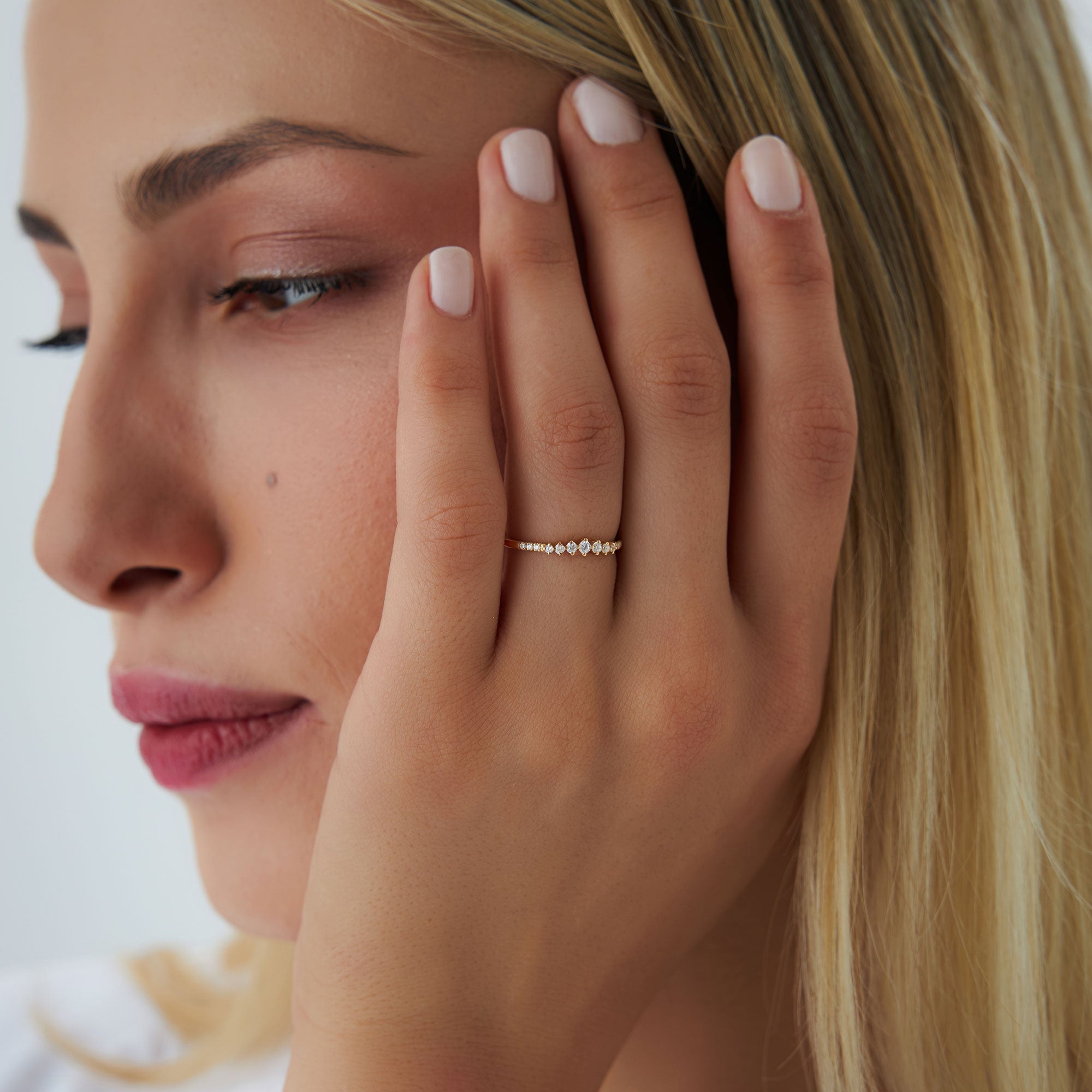 14k Dainty Graduating Diamond Wedding Ring - GeumJewels