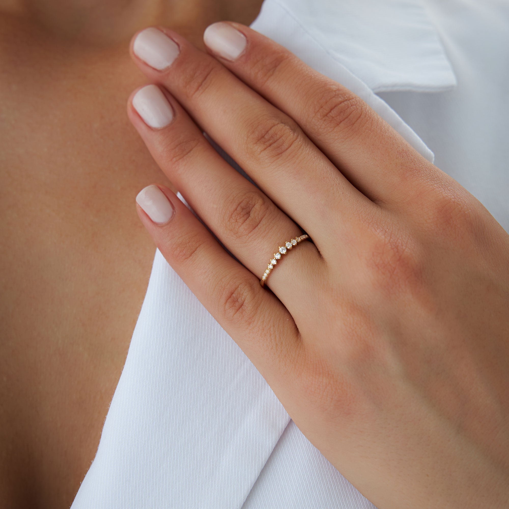 14k Dainty Graduating Diamond Wedding Ring - GeumJewels