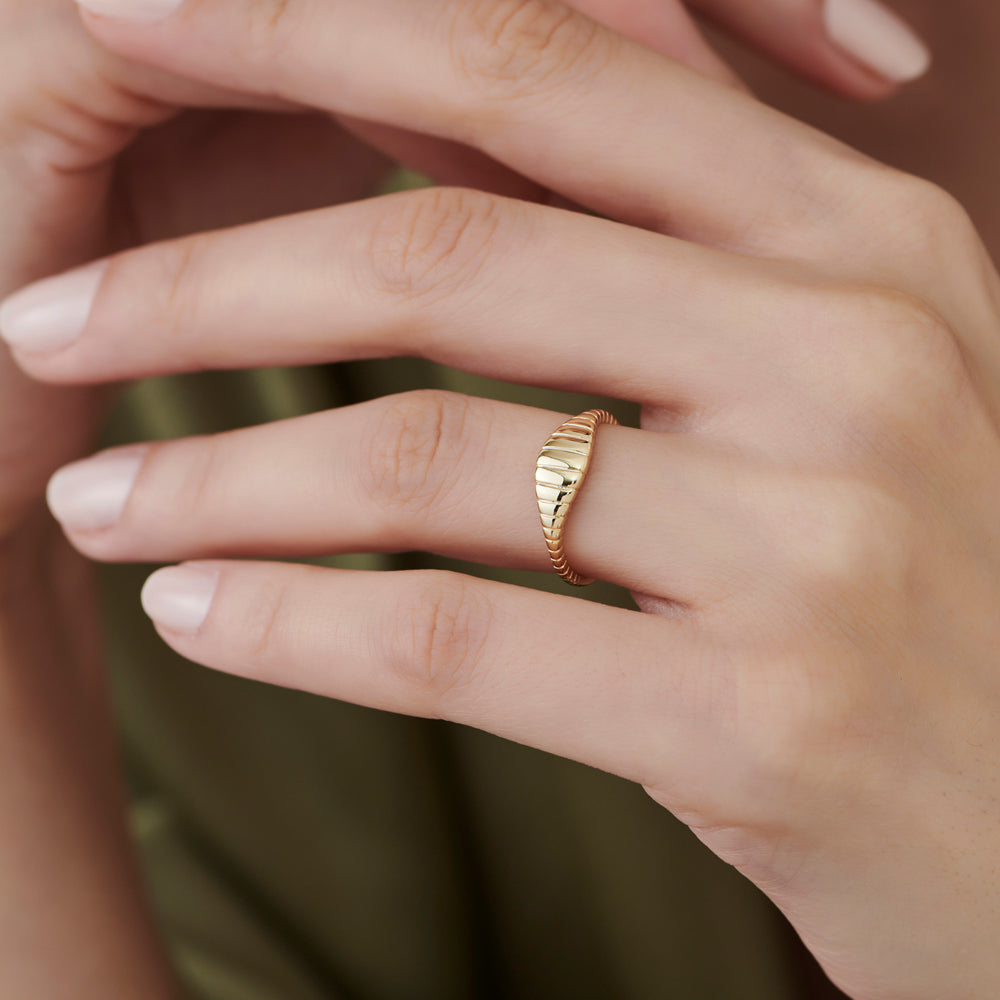 14k Minimalist Wave Signet Ring - GeumJewels