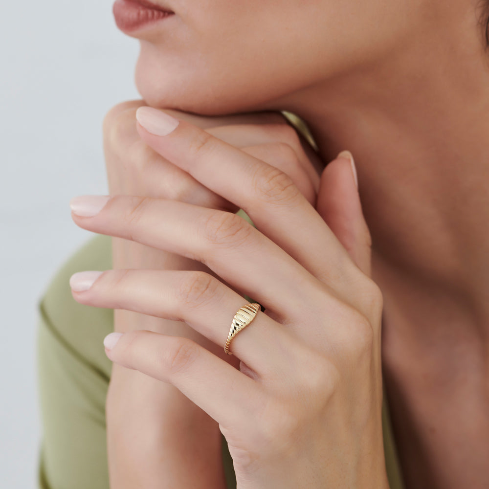 14k Minimalist Wave Signet Ring - GeumJewels