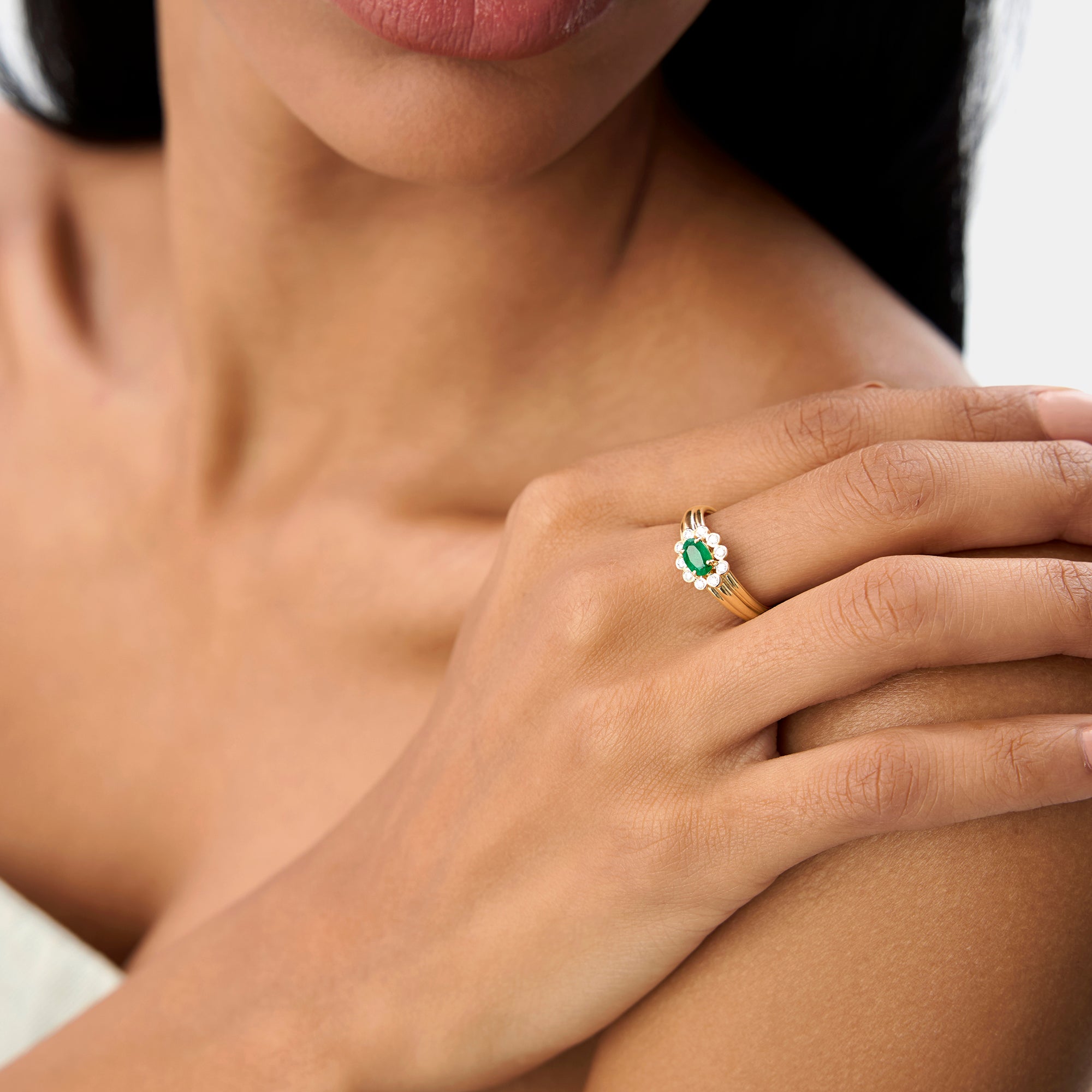 14k Oval Shaped Emerald with Bezel Hale Setting Ring - GeumJewels