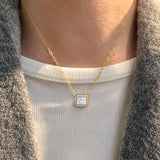 Collar de diamantes con halo de piedra lunar de talla esmeralda