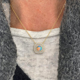 Collar de ópalo con corte cojín y doble halo de diamantes