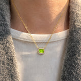 Collar de diamantes con halo de peridoto talla esmeralda