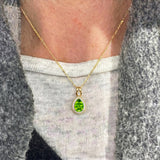 Colgante clásico de peridoto en forma de lágrima con halo de diamantes