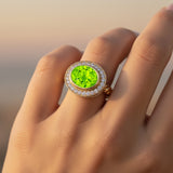 Vintage-Stil Länglicher Ovaler Peridot-Halo-Diamant-Ring mit verdrehter Ringschiene