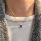 Tansanit-Halskette mit Smaragdschliff und Diamanten im Halo-Set